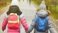 Muy abrigados camino a la escuela.