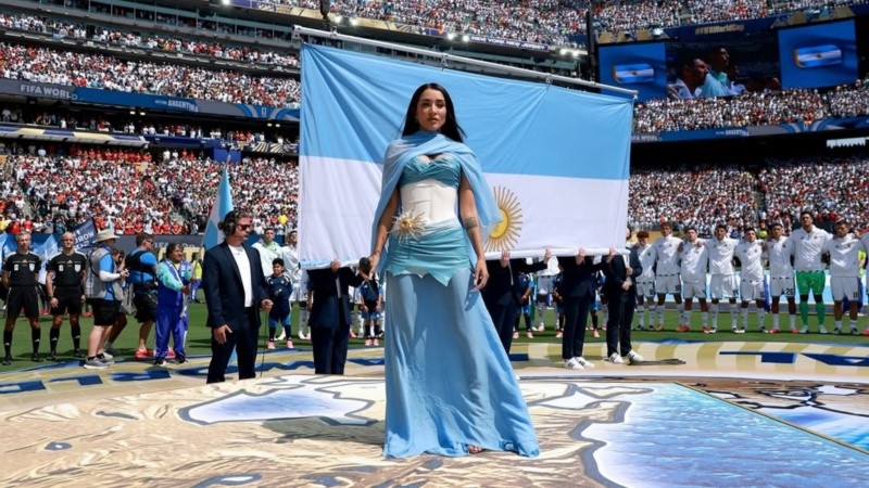 Con un diseño inspirado en la bandera argentina, la cantante emocionó al interpretar el Himno Nacional antes del partido decisivo frente a España.