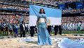 Con un diseño inspirado en la bandera argentina, la cantante emocionó al interpretar el Himno Nacional antes del partido decisivo frente a España.