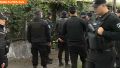Los agentes buscaban casa por casa al sospechoso.