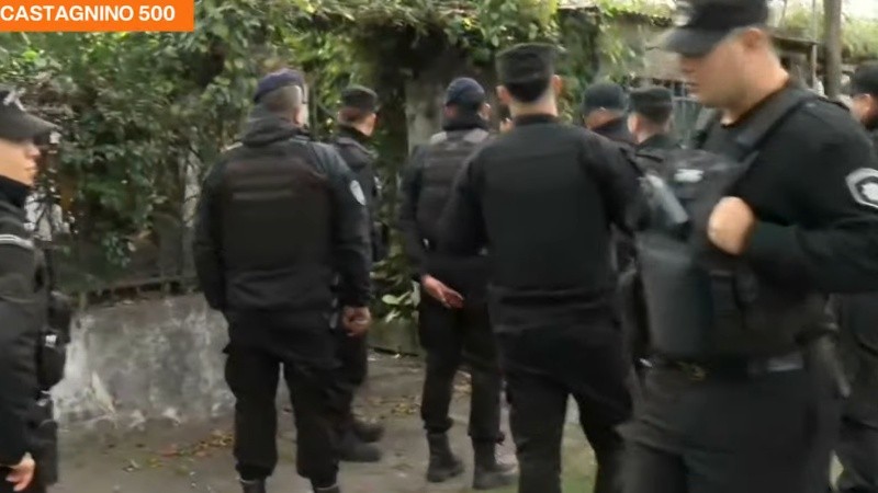 Los agentes buscaban casa por casa al sospechoso.