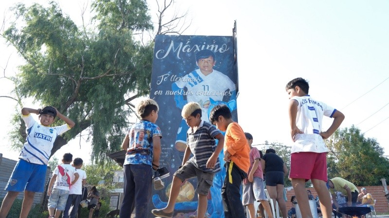 El mural que recuerda a Máximo Jerez frente a la canchita de fútbol en Los Pumitas.