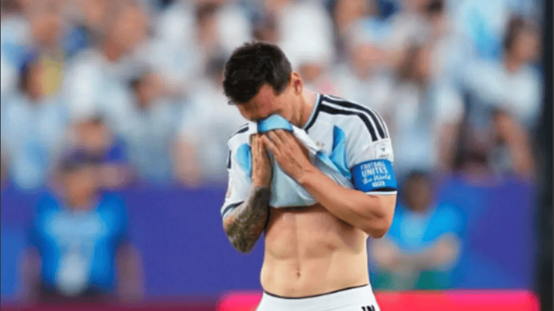 Messi se emocionó tras convertir el primer gol en el debut frente a Argelia.