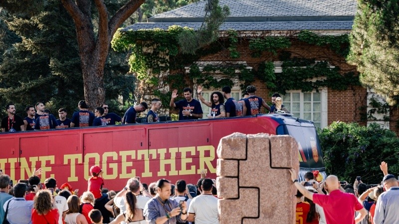 La selección española comenzó con los festejos en las calles de Madrid.
