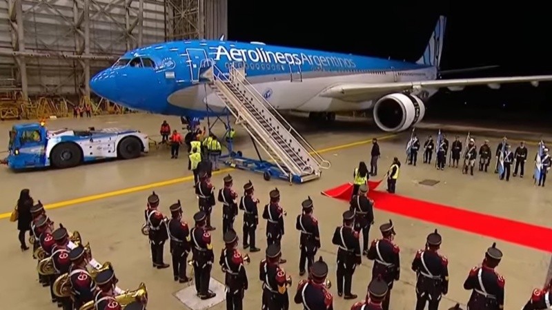 El avión en el hangar de Ezeiza.