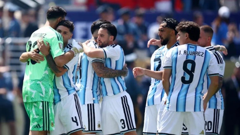 El arquero albiceleste dio palabras de aliento a sus compañeros antes de empezar el segundo tiempo en New Jersey.