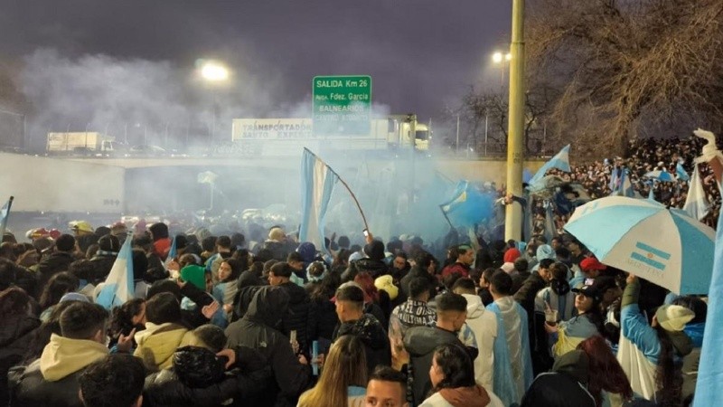 Una multitud recibió a la Selección en su regreso al país tras la derrota en la final del Mundial.