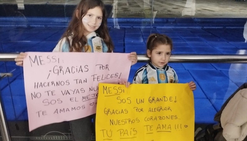 El agradecimiento de los chicos que se llegron hasta el aeropuerto. El agradecimiento de los chicos que se llegron hasta el aeropuerto.