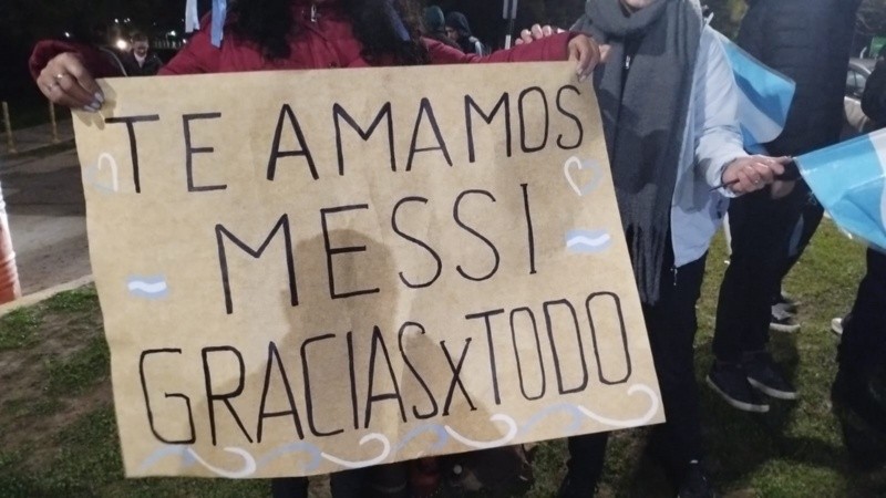 Hinchas de Rosario y del resto del país quisieron dar su agradecimiento al capitán. Hinchas de Rosario y del resto del país quisieron dar su agradecimiento al capitán.