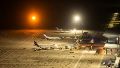 El avión del medio es el que trajo a Lionel Messi a Rosario.