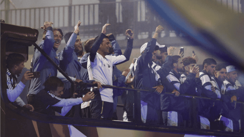 Scaloni y el plantel, luego de la llegada al aeropuerto de Ezeiza.