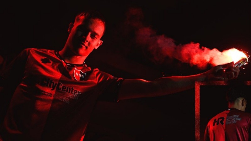 La tercera camiseta de Newell's mezcla el rojo con el bordó.