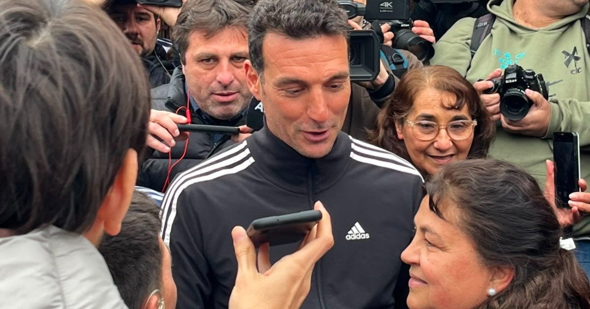 Scaloni llegó a Pujato, se emocionó con los vecinos y dijo que seguirá "dando batalla"