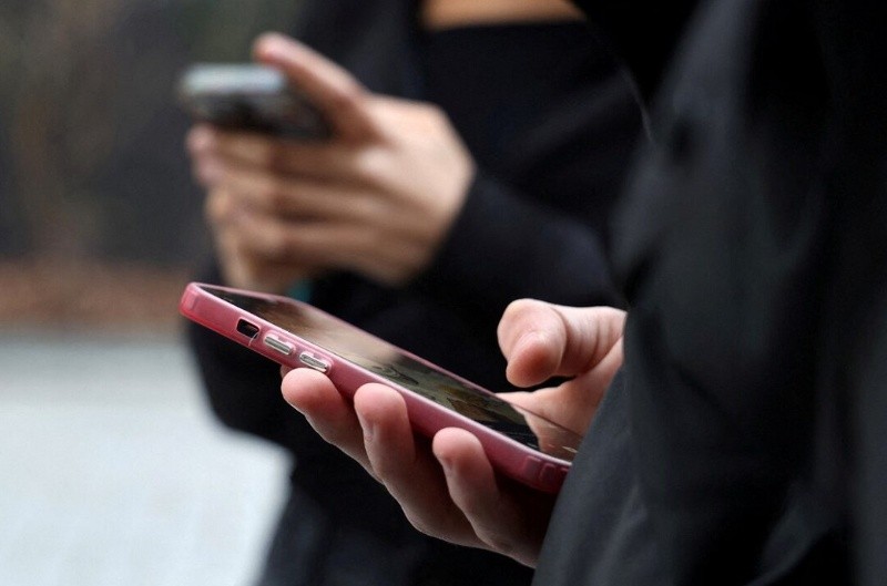 Los niños de entre 12 y 17 años en Francia pasan una media de una hora y 21 minutos al día en TikTok.