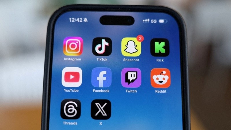 Francia se convirtió en el primer país de la Unión Europea en prohibir el uso de redes sociales para menores de 15 años.