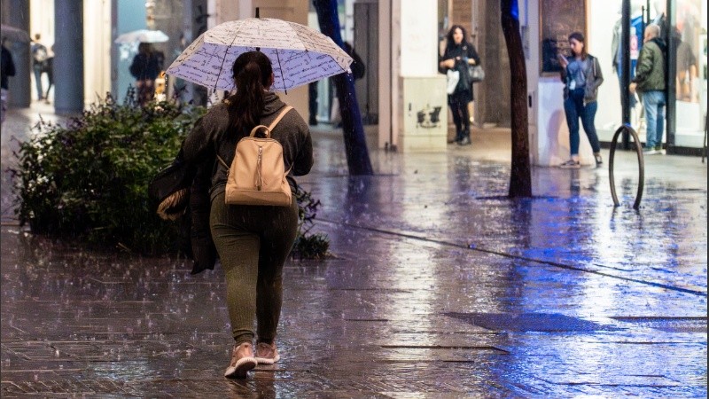 Un miércoles frío y lluvisoso en Rosario.