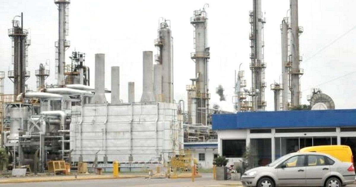 Pampa Energía cierra su planta en Puerto San Martín: están en riesgo 130 empleos y el país se queda sin producción 