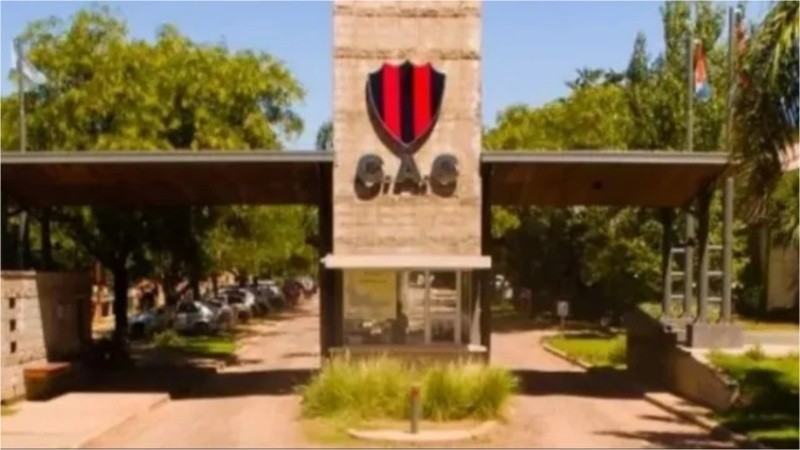 &nbsp;El ingreso principal al Club Atlético Carcarañá.