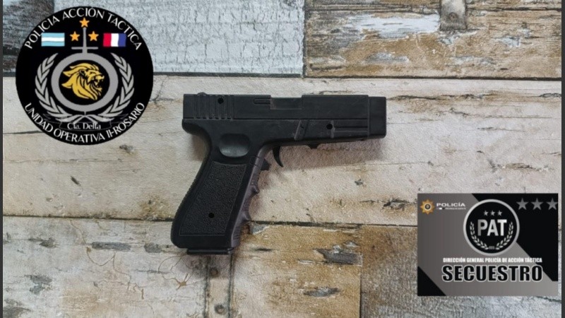 El arma de plástico que fue incautada por la PAT.