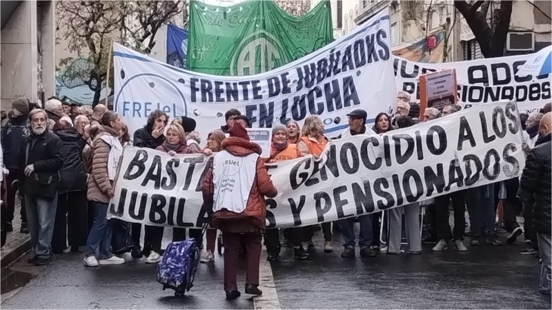 La protesta en el centro de Rosario, frente a la sede del Pami. (Foto: Radio 2)