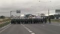 Gendarmería avanzando sobre Circunvalación.