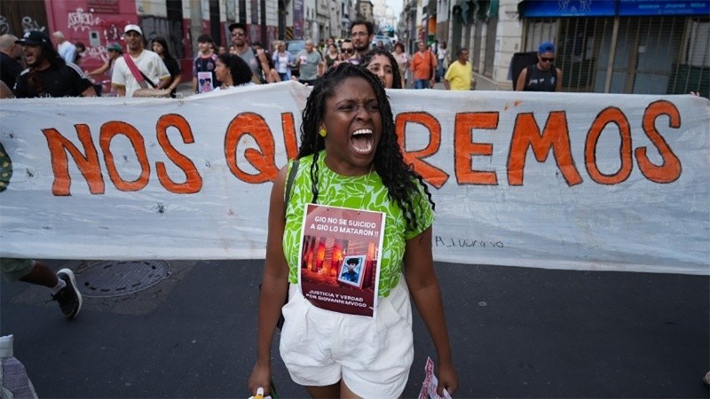 En las marchas por Giovani Mvogo, se cruzó el reclamo de justicia con el rechazo al racismo.