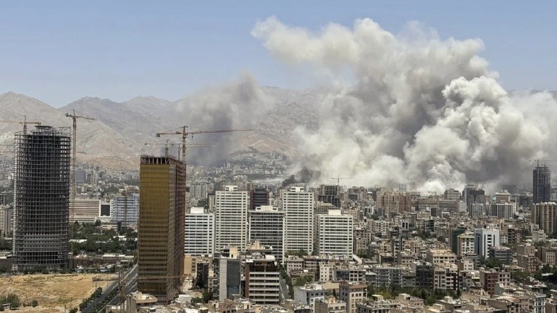 Estados Unidos bombardeó Teherán y amenazó con atacar puentes y centrales eléctricas en Irán.