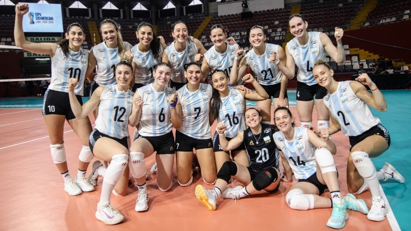 Las chicas argentinas festejan tras el debut (Feva).