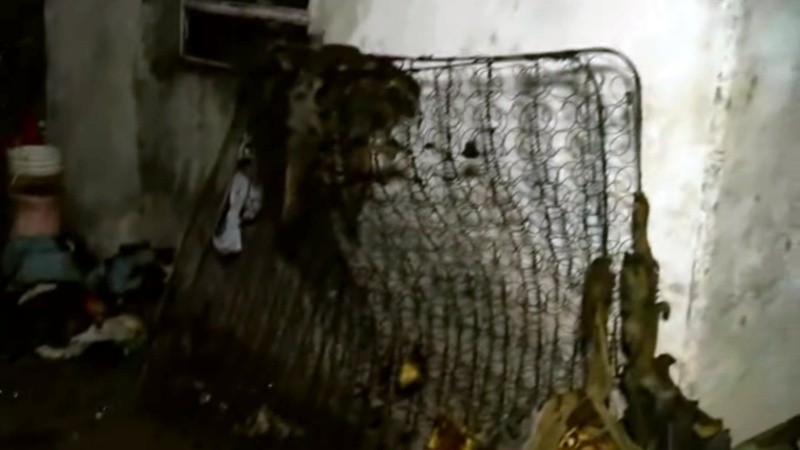 EL colchón quemado tras el incendio (Captura El Tres).