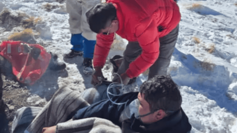 Uno de los mineros asistidos al momento del rescate.