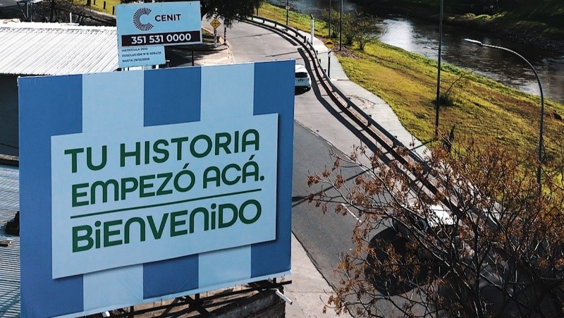 &nbsp;Mensaje en cartel sobretecho, costanera de Córdoba Capital.