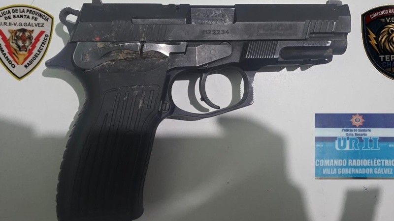 La pistola secuestrada en el operativo del Comando Radioeléctrico.