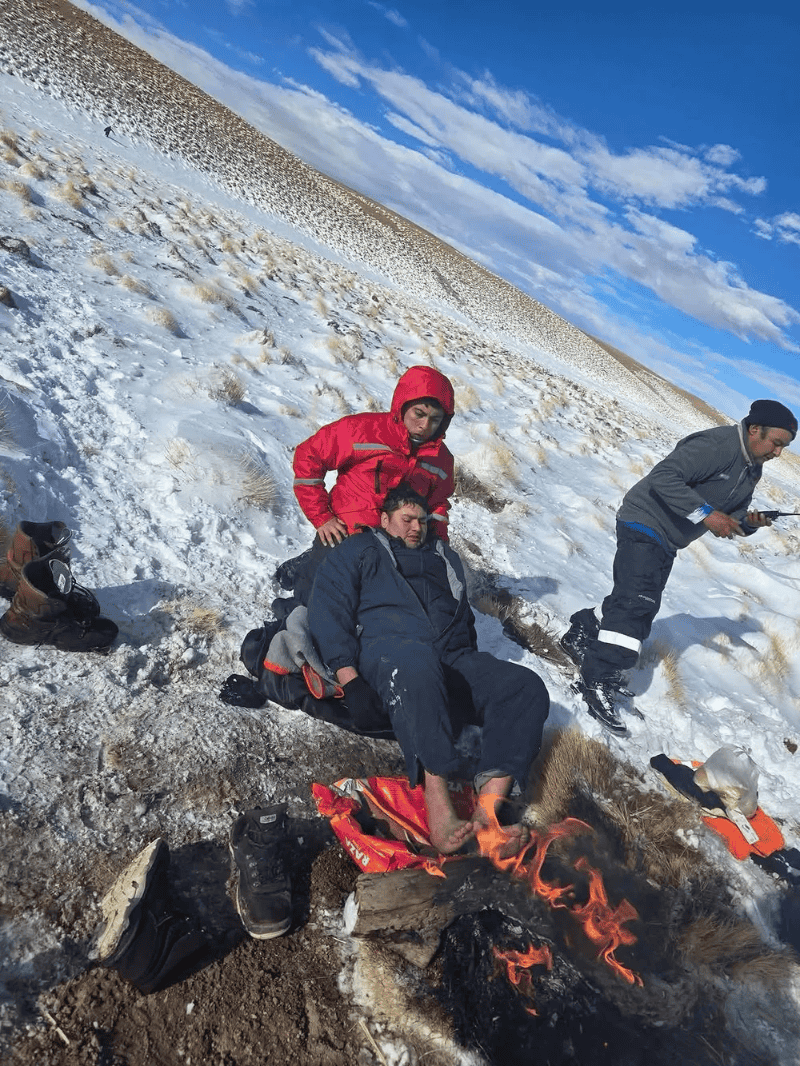 &nbsp;Uno de los mineros rescatados intentando recuperar temperatura del cuerpo. (El Ancasti)