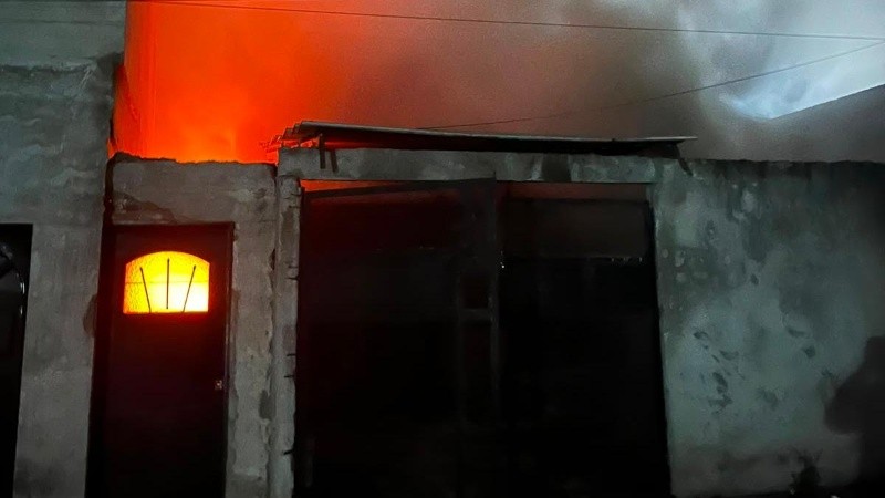 El fuego avanzó rápidamente por toda la propiedad.
