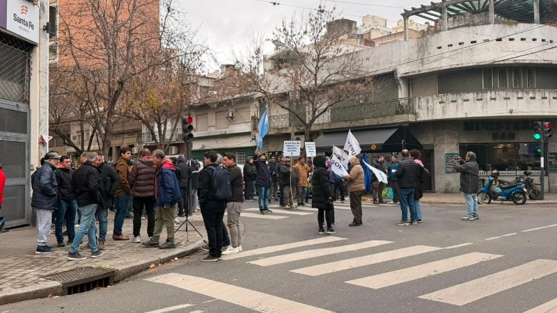 Los trabajadores despedidos se manifestaron en la puerta del Ministerio.