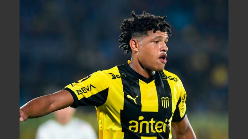 El joven debutó profesionalmente en Peñarol.