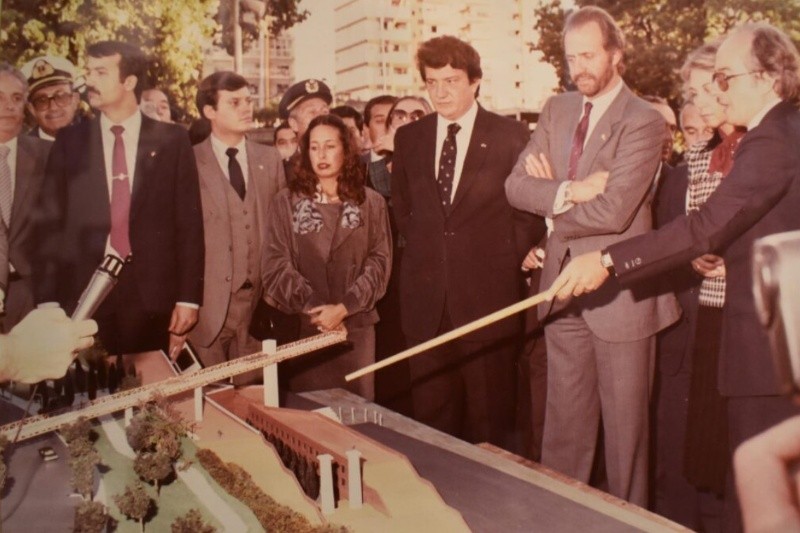 El arquitecto Horacio Quiroga explica al rey Juan Carlos y al gobernador José María Vernet el proyecto del Parque España. Abril de 1985.