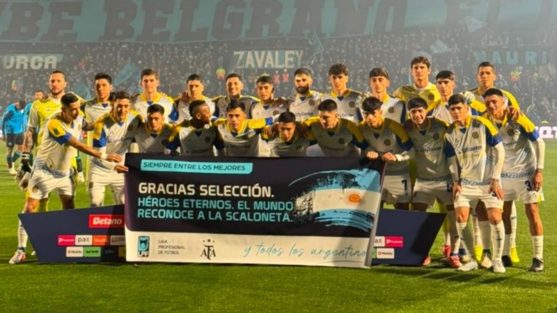 El plantel de Central con el cartel en respaldo y agradecimiento a la selección argentina.