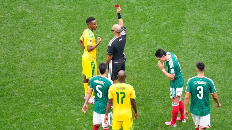 &nbsp;Tarjeta roja a Themba Zwane.