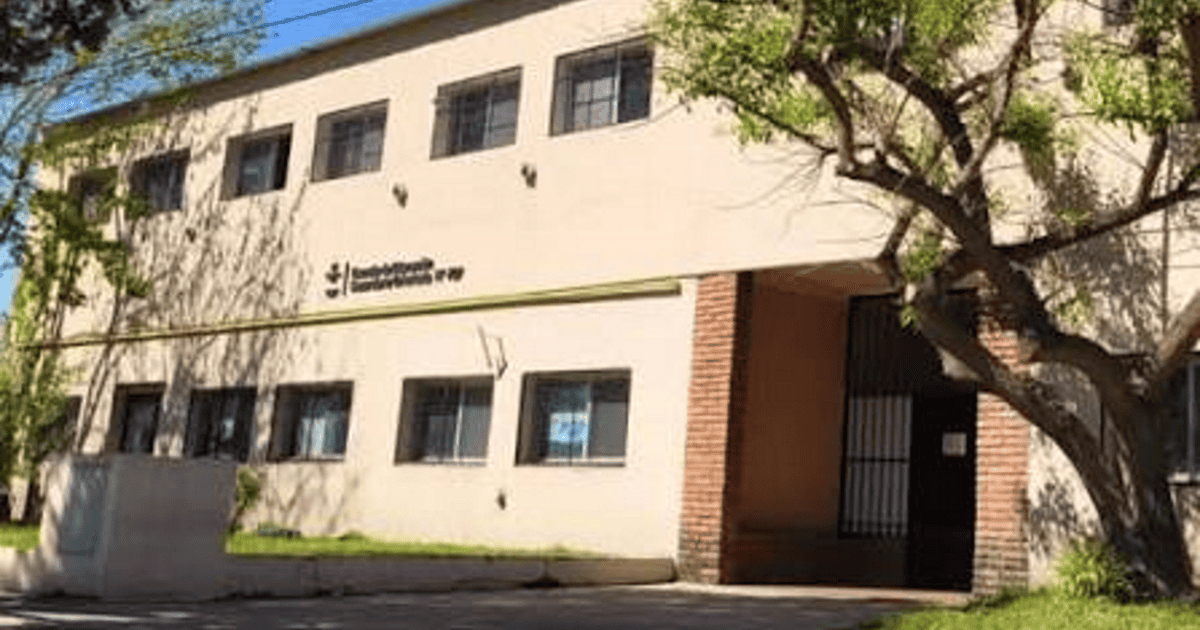 La escuela 727 de Funes se queda sin aulas: familias salen a la calle para exigir un nuevo edificio