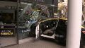 El taxi quedó incrustado en la vidriera del local gastronómico ubicado sobre la esquina de Zeballos y Alem.