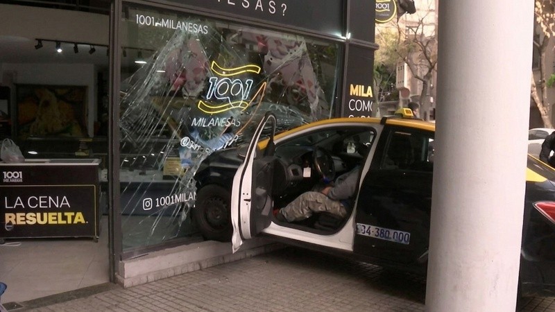 El taxi quedó incrustado en la vidriera del local gastronómico ubicado sobre la esquina de Zeballos y Alem.