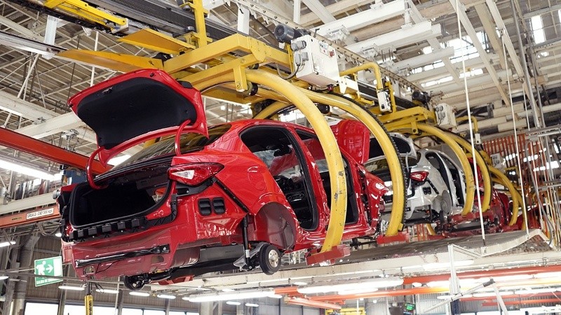 De las 16 divisiones industriales relevadas por el organismo, 14 registraron caídas interanuales.