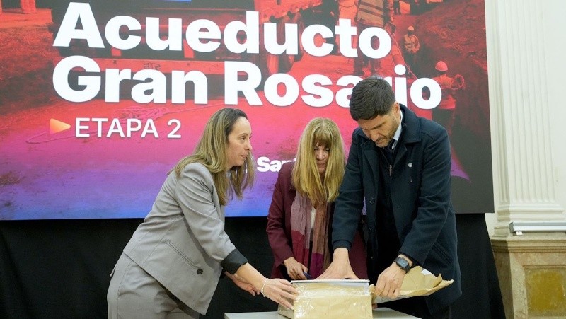 &nbsp;El gobernador se puso al frente de dos obras estratégicas para ampliar el abastecimiento de agua potable y fortalecer el saneamiento urbano (Gobierno de Santa Fe)