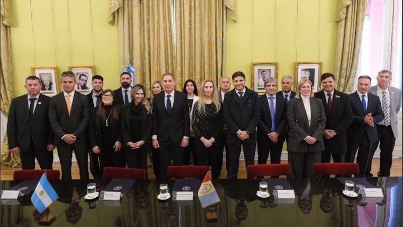 Gran representación de los gobiernos nacional y provincial durante la firma del acuerdo por la A012.