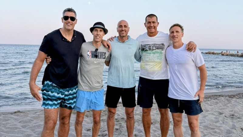 Scola, Prigioni, Ginóbili, Wolkowyski y Sánchez, relajados en la playa.