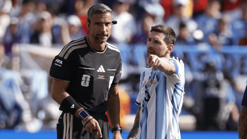 Messi con Vincic en la final del Mundial. 