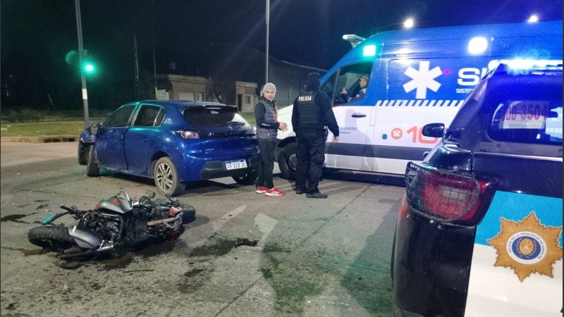 El auto y la moto involucradas sufrieron roturas.