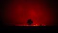 Fotografía facilitada por SDIS 33, el servicio oficial de bomberos y rescate de la región de Gironda, que muestra el incendio que continúa activo.