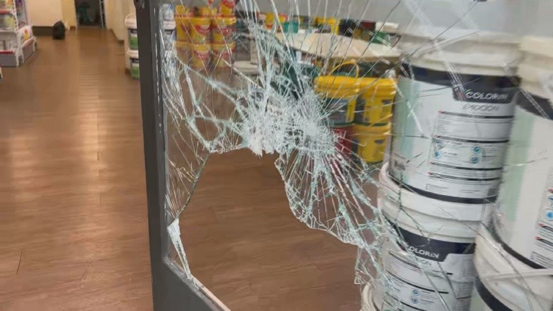Así quedó la puerta de ingreso por donde ingresó el delincuente. (Captura El Tres)